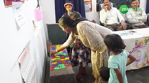 indian education pattern changed to solve student problem video viral | Video: शिक्षा पद्धति में बदलाव से आया बच्चों को पढ़ाई में मचा, माताएं भी सिख रहीं नई तकनीके! | Zee News Hindi