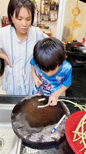 I've never seen you do well on math problems, but you've come up with all sorts of ways to handle housework—I'm truly impressed! #Children #Invention #Funny #Happy #littleyangshow #fblifestyle | Little Yang Show