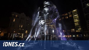 Kovová hlava opět v pohybu. Socha Franze Kafky u Národní v Praze se zase vrtí - iDNES.cz