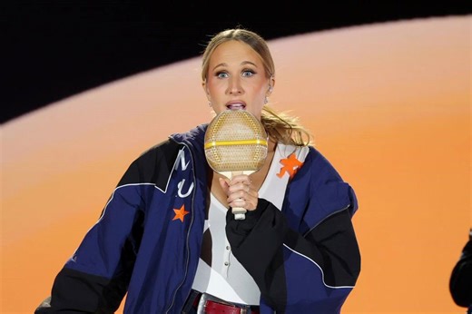 Nikki Glaser’s awkward Golden Globes skit draws backlash