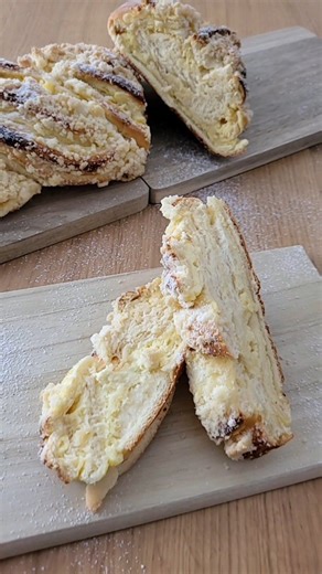 Jana - Von Herzen Selbstgebacken 💕🍰 on Instagram: "Ein richtig toller und leckerer Quark-Hefezopf, der wirklich immer perfekt passt! Probiert ihn unbedingt aus. 😍 So wirds gemacht: Zutaten: 380 g Mehl 1Ei 50 g Zucker 30 g Butter 150 ml Milch 20 g frische Hefe Füllung 380 g Quark 85 g Zucker 1 Pck. Vanillepuddingpulver Streusel 50 g Mehl 25 g kalte Butter 30 g Zucker 1. Für den Teig Hefe zerkrümeln und in der lauwarmen Milch vollständig auflösen. Alle weiteren Zutaten beginnend mit dem Zucker 