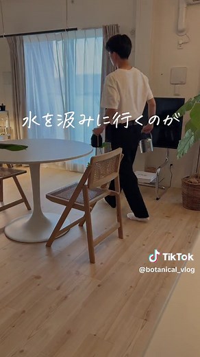 ベランダでホースを使いたい方は必見です！👀 キッチンの蛇口にアダプターをつければ、ホースを使ってベランダでも水を流せるようになります！🥹 本当に使って良かったアイテムたちです🥹 ①takagi G063 泡沫蛇口用ニップル ¥816円 アタッチメントが付いているので、ほとんどの家庭の蛇口に対応しています！ でも購入する際は、適用しているかどうか蛇口のサイズを調べてください！🙇🏻‍♂️ ②伸びるホース5m→15m ¥2,980円 これがびっくり！ホースってホースリールが付いているのが当たり前だと思っていましたが… この商品にはついていないので、使い勝手がとても良い！ 普段は短いのに、使う時だけ長くなるので最高です… 収納がしやすい…🫶🏻 #観葉植物 #観葉植物のある暮らし #観葉植物がある暮らし #観葉植物初心者 #観葉植物の育て方 #観葉植物育て方 #ベランダガーデニング