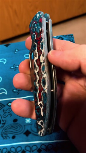 Thursday punch: Serge Rager in Nebula Fat Carbon straight-up owning the pocket. 🌌🔥 Button drops like lightning—flick, snap, repeat. Addictive as hell. 3.75” stonewashed N690 spear point chews through packages, tags, whatever the day throws. Nebula scales swirling purple-blue-red cosmic fire, zero flash overload, all class with attitude. Skeleton Ti liners drop weight to ~3.9oz—feels like nothing until you need that edge. Low-key killer for midweek carry: deploys stupid fast, looks deadly good,