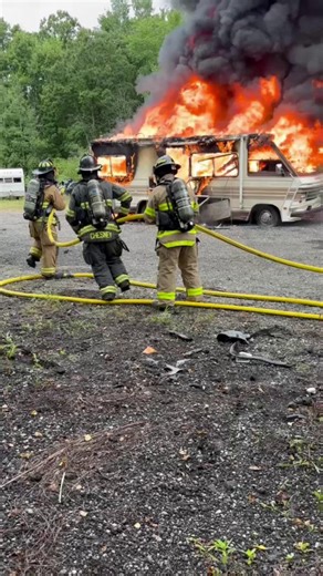 Power meets performance. Snap-tite’s Gladiator™ FGN in action. Built to take the heat and keep the flow strong. Ready to schedule a demo? Visit ➡️ https://www.snaptitehose.com/demonstration-request-form #SnaptiteHose #Gladiator #MadeForFirefighters #FireHoseFlowTest #FireTraining #Snaptite #AmericanMade | Snap-tite Hose
