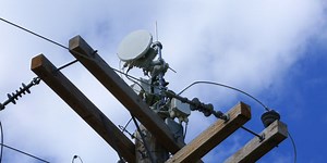 AT&T’s AirGig uses power lines for multi-gigabit, wireless broadband