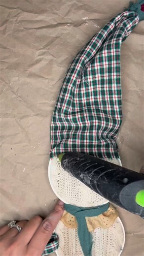 This project was inspired by my friend at Lee Lexi Creations. I made this snowman using two embroidery hoops and fabric. 🤎☃️💚 #diy #ChristmasDIY #crafts #SnowmanDecor | Handmade by Rosalinda