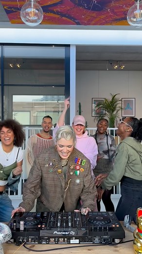 JEA on Instagram: "Bruk it, set it 🍑 Song ID: @aleo.ofc - Fever X Not like us #jeasession #dj #jea #homesession #aleo #fever #vybzkartel"