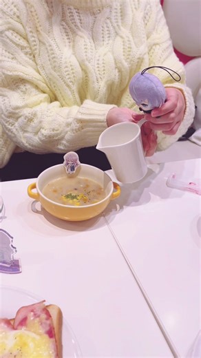 牛乳を注ぐ猫が大人気！