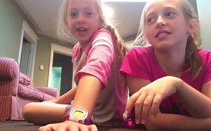 可爱女孩瑜伽挑战yoga challenge