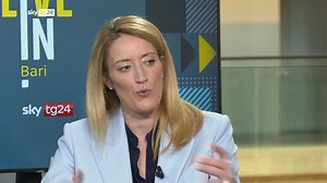 La presidente del Parlamento europeo Roberta Metsola, ospite dell'evento Live In Bari, ha spiegato perché il governo di Kiev abbia "bisogno urgentemente di più armi". E sulle sanzioni è chiara: "Abbiamo fatto molto, ma possiamo fare molto di più. Serve valutare tutti gli embarghi possibili". Guarda l'intervista integrale | Sky tg24