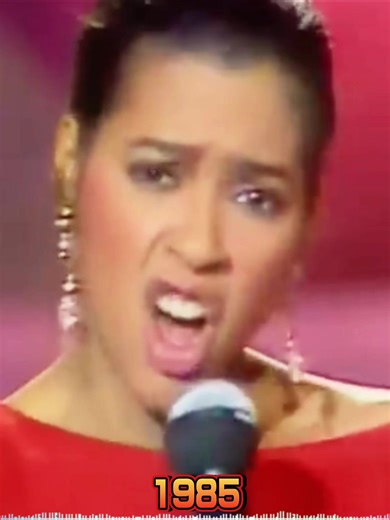 Irene Cara - Flashdance... What a Feeling (1983) #irenecara #pop #music #video #musica Tradução