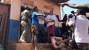 #UgandaPolice Mubba Mutya Simu Zabanamawulire, #KibiriPoliceStation Watch Out Who Your Dealing With... | Kabako