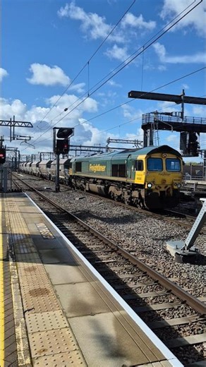 Freightliner 66560 passing through Reading on aggs