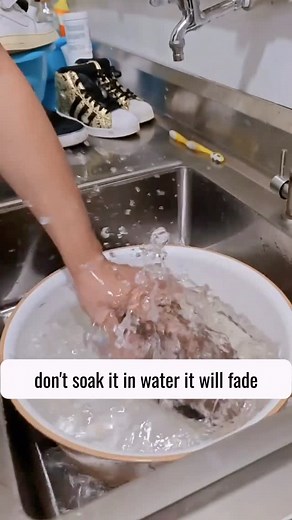 Will Cleaning Care on Instagram: "“Ever cleaned your whole house using just vinegar, lemon, and baking soda? 什 I do it all the time – and it works like magic. No toxic sprays. No heavy scrubbing. Just simple, natural power.  Curious? I’ve shared my favorite methods – link in bio!” #EasyStainRemoval #SuedeSneakerCleaning #HowToWhitenYellowedSneakers #ShoeBrushing #SneakerCare"