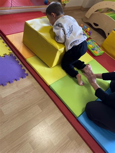 Cum să nu lupt pentru el? Cum să îl las așa când văd cât trage el și cât de mult își dorește și el să meargă? Cum să îl las așa în “mâna sorții “? Eu nu pot! Sunt progrese pe care David le face acum ,după operație! El înainte nu făcea nimic… Pot să îmi iau tot hate-ul din lume,pot să fiu înjurată,pot să fiu judecată că cer! Dar nu cer pentru mine,o fac pentru copilul meu! Tu ,dacă ai fi în locul meu ce ai face????? David are nevoie de terapii constante! Așa că vă rog din suflet să ne fiți alătur