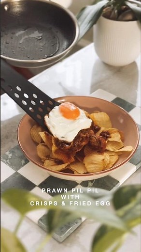 Easy and simple Prawn Pil Pil, with Crisps and Fried Egg.