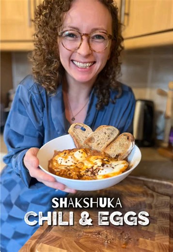 RECIPE 👇🏻 Shakshuka-Style Chilli & Eggs Shakshuka Chilli & Eggs Add 2–3 T water to a frying pan (Depending on how much chilli you’re heating) Bring to a boil Add chilli Bring back to a boil Crack in 2 eggs Season with salt Sprinkle over chilli flakes Reduce heat slightly Cover with a lid or plate Allow to steam for 2–3 minutes (Depending on how you like your eggs) Transfer to a bowl or plate Serve with toasted sourdough or bread of your choice CHILI Prep the Chickpeas & Lentils (Day Before) *W
