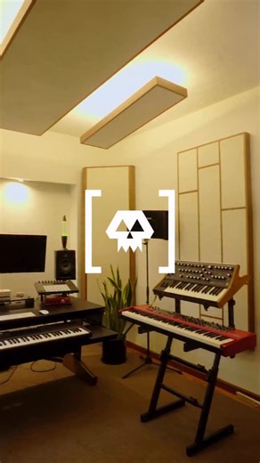 Un espacio que habla de quién eres y hacia dónde vas. @eddivan__ nos cuenta brevemente su historia y por qué decidió confiar en JHS para dar forma a su estudio. Diseño personalizado, identidad propia y un lugar pensado para crear. #HomeStudio #StudioDesign #Acustica #Workstation #JHSCustomDesign | Jhs Custom Design