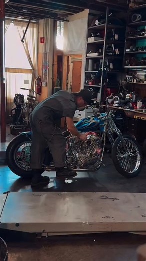 Paul Cox consistently demonstrates expertise in crafting motorcycles known for their reliable performance, consistently utilizing our magnetos. Many thanks to @paulcoxindustries for selecting our G5 magneto for this exceptional build. Our 5 Series magnetos are designed to deliver! repost via @paulcoxindustries Vinnie’s new 1964 “Side Piece” 87 cubic inch Stroker Panhead is alive! A couple priming kicks first, and then one more soft push thru the Baker 4-Speed, spins my Signature Series Chaindriv