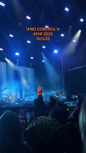 Heard Louis performed No Control tonight 🤩@Louis Tomlinson .. took me back to @The Away From Home Festival ❤️🥹 #afhf #louistomlinson #nocontrol #1D #concert