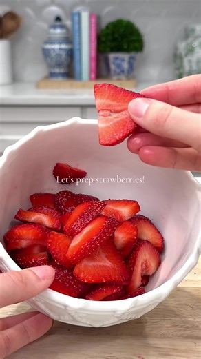 This little fruit slicer cup is so much fun to use! 🍓