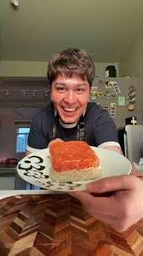Bolo de Sushi🍣❤️ Ingredientes: - Salmão - Arroz japonês - Cream Cheese - Shoyu - Maionese - Cebolinh
