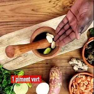 Enfin je reviens un peu sur les formats vidéos habituels🤗. Une recette qui m'a trop plu et d'ailleurs la plupart d'entre vous qui avait assisté à la foire de l'innovation où j'ai improvisé cette recette pour un showcooking disons un battle vraiemnt fun avec le @cheftamsir. Vous avez aimé et enfin je poste la recette🙈. Une recette avec des ingrédients qui représente bien ce qui se fait dans certaines régions du #Senegal notamment Tambacounda, Kolda, Sedhiou, Kaffrine pour le #Fonio et la côte s