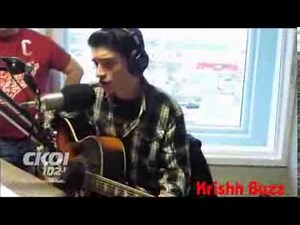 David Thibault, jeune canadien, chante & imite Elvis Presley - Blue Christmas - Incroyable