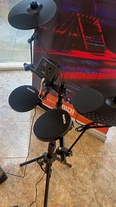 ¡El momento de empezar a tocar llegó! 🥁 Conocé el nuevo kit de batería electrónica MIDIPLUS MD10L, el aliado perfecto para iniciarte en el mundo de la percusión. Con sus 3 cuerpos, 2 platillos y sensibilidad ajustable, vas a tener un control total para explorar tu estilo. Su módulo de sonido es supercompleto: trae 7 kits de batería, 10 canciones para practicar, metrónomo y 3 tipos de reverb para darle un toque único a tu sonido. Además, su conectividad USB MIDI te permite conectarla directo a t