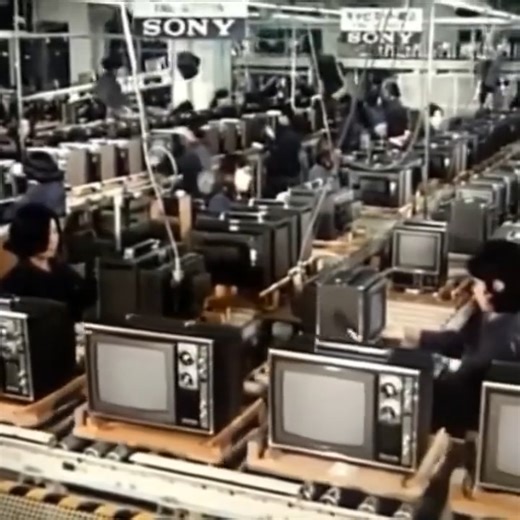 📺 ¡Un viaje al corazón de la innovación! Así nacía la leyenda: Sony Trinitron ¿Alguna vez te has preguntado cómo era el proceso detrás de la tecnología que definió una era? Este metraje nos traslada directamente a la fábrica de montaje de Sony en Tokio, donde los icónicos televisores Trinitron cobraban vida. En aquel entonces, la planta de televisores a color era un hervidero de precisión e ingeniería. Lo que hoy vemos como una pieza "retro", en su momento fue la cúspide de la tecnología de tra