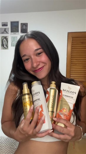 Mi rutina de verano no está completa sin mis esenciales de Pantene 💛 Nutrición, brillo y protección con Biotinamina B3 para que mi pelo siga hermoso toda la temporada ✨ #VeranoConVitaminasFM #BiotinaminaOleo #ChicaDeLalslaFM #Pantene #PeloRadiante @For_Me @Pantene