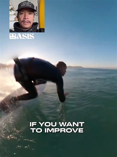 Notice how @dylanlightfoot is drawing an S line in horizontal terms 🔽🔽🔽 In addition to doing an S line in vertical terms. The more aggressive your top turn, the more you have to point your nose to the beach when drawing the line of your bottom turn. 🔥 Go to LINK IN BIO for the 90 sec personalized paddling assessment One of the biggest things surfers struggle with is their paddling… …but most surfers don’t know what’s actually limiting them. Take the 90 second quiz and get a personalized perf