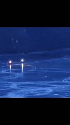 Freie Presse Mittweida und Umgebung on Instagram: "Die Bilder gehen gerade viral: Zwei Motorradfahrer liefern sich auf der zugefrorenen Talsperre Kriebstein bei Lauenhain eine gefährliche Drift-Show – und riskieren dabei nicht nur ihr eigenes Leben. Ein zufälliger Beobachter filmte, wie die Maschinen über das Eis jagten. Die Landestalsperrenverwaltung warnt eindringlich: Das Eis über gefrorenen Talsperren und Flüssen ist trügerisch – Wasserstandsschwankungen und Hohlräume machen die Eisdecke unb