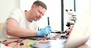 Repair and diagnostics of laptop breakdowns in professional service center