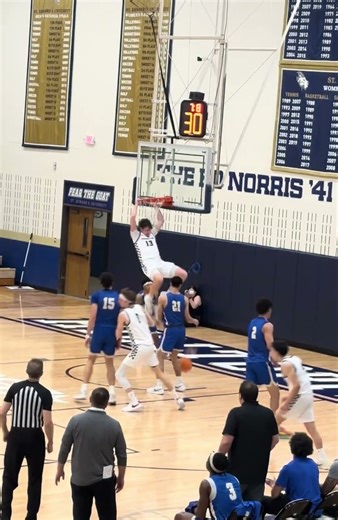 Sam McKinney coming up big to help Saint Edwards defend home court #basketball #austin #athlete