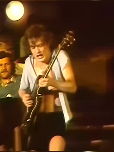 Лондон, 1977 — епоха, коли AC/DC вже вибухали на сцені. Пісня I'm a Rocker — чиста енергія класичного року та шалений драйв живого концерту. 🤘🔥 #ACDC #ImARocker #ACDC1977 #RockConcert #LiveRock