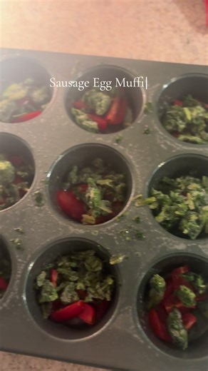 Easy sausage egg muffins 🥚🔥 Hot sausage, eggs, spinach, and tomatoes. Bake 30 min at 400°. #EasyRecipe #BreakfastIdeas #SausageEggMuffins #MealPrep #HomeCooking
