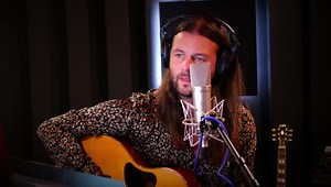 Hallelujah - The full edit is now live on my youtube channel. And yeah... I know... everyone does this song. But its hard not to sing something thats as great as this. This song is on my new Christmas record “Santa, Please Come Home” I’m playing a live show today on StageIt see ya there @1pm PST 💚 ALL LINKS HERE : https://linktr.ee/keithharkin See ya later, Keith x | Keith Harkin