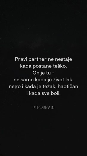 Emocionalna dostupnost znači sposobnost osobe da bude prisutna u odnosu – ne samo fizički, nego i psihološki. Takav partner je spreman da čuje, razumije i podnese emocije koje se pojavljuju u vezi, čak i kada su neprijatne ili teške. U praksi to znači da partner ne nestaje kada se pojave konflikt, nesigurnost ili ranjivost. Umjesto povlačenja, on ostaje u kontaktu: sluša, pokušava razumjeti i traži način da se problem riješi zajedno. Ljudi koji nisu emocionalno dostupni često imaju obrazac da se