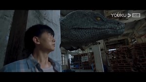 Danger! A college student was forced into an abandoned warehouse by a giant snake and had no way to escape! 危险！ 大学生被巨蛇逼到废弃仓库无路可退！ #蛇岛狂蟒 #SnakeIslandPython #优酷电影 #youkumovie | Youku Movie