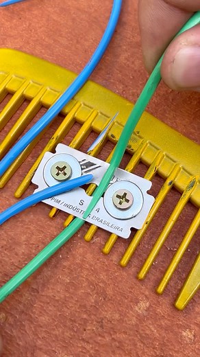 4.9M views · 4.4K reactions | Essa é a melhor técnica para desencapar fio #eletricista #eletrica #diy #tools #dicas #reels | Dicas Criativas de PVC | Facebook