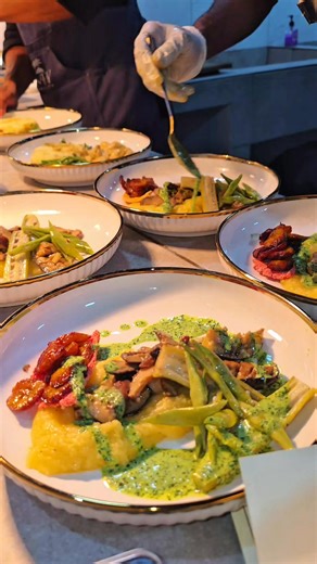 “Uitstekend, perfect uitgevoerd en heerlijk.” Deze woorden van de hoofdtafel tijdens het Staatsbanket voor het Koninklijk Paar waren voor ons een bijzondere eer. De waardering .... én de vraag naar extra porties om mee te nemen vormden voor SMBY Hospitality (Symbiosis Catering Services) en Mvr. Claudia Morris het mooiste compliment dat wij konden ontvangen. Dankbaar voor Mingle Paramaribo voor dit Koninklijke moment. ✨🍽️🇸🇷🇳🇱 Sweet Tooth Pastries on the dessert🍧 | Symbiosis Catering Service