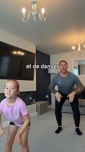 Quand ton enfant est excité, lui dire « Calme-toi » ne sert à rien. En fait, l'excitation fait partie de leur monde. Au lieu de freiner cette énergie, apprenons à l'accompagner dans cette décharge émotionnelle. Mettre de la musique et danser ensemble, sauter, courir… tout ce qui lui permet de canaliser cette excitation. Dans mes ateliers, j'utilise le feu tricolore : 🟢 On peut courir, sauter, se défouler ! 🟠 On marche, on est plus calme. 🔴 On s'arrête, on écoute notre respiration. C'est une f
