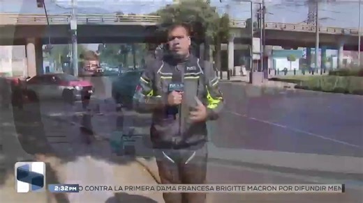 Un motociclista murió tras ser arrastrado más de dos kilómetros por un vehículo en el cruce de Eje 6 Sur y Periférico Oriente. El cuerpo del hombre, de aproximadamente 50 años, quedó en la calle Francisco Mujica, donde vecinos colocaron veladoras y flores. El vehículo involucrado fue localizado en Nezahualcóyotl, pero hasta el momento no hay personas detenidas. Los detalles en el lugar de los Hechos con Antonio Hutzil | Azteca Noticias