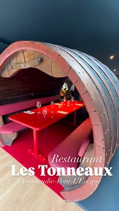 Quel plaisir de retrouver le chef Laurent Marais à Les Tonneaux - Pont l'Évêque Ici, on ne se contente pas d’aller au restaurant… on mange dans de vrais tonneaux. Convivialité et originalité garanties. La carte est ultra attractive, les plats généreux (la signature du chef est bien là) et tout ça sans se ruiner ! Le chef Laurent, reconnaissable à sa toque 👨‍🍳, passe souvent voir les tables pour s’assurer que tout va bien, ajoutant une touche conviviale à l’expérience. Le service est top, et la