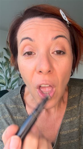 Tu veux un make up yeux facile? Une ombre à paupières modulable d’un simple trait de crayon à un joli fondu ? Mes Ombres à paupières STICKS • S’appliquent facilement - un seul passage • Offrent une pigmentation intense sans effort • Résistent à l’eau, aux transferts tu veux découvrir les différentes teintes? Dis « STICKS » en commentaire et je te dis tout! La bise 💋 #ombresapaupieres #makeupfaciles #makeup | Shanse