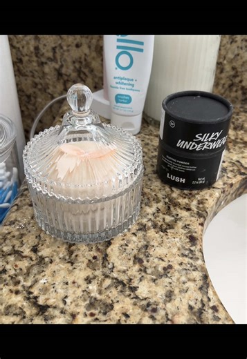 Late 30s and still loving anything that makes me feel good and smell good 🤍 I was influenced and finally tried a Lush dusting powder — gentle enough for my very sensitive skin, with no issues so far. Not sponsored. Just sharing something I genuinely like 🤍 Little things, but they make a difference. #dustingpowder #everydayluxury #SelfCare