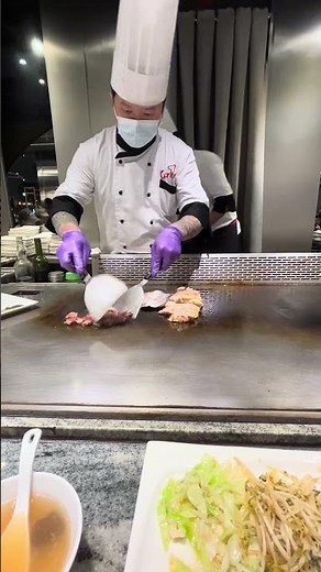 新店裕隆城凱林鐵板燒的師傅在煎牛肉、雞腿排、魚🐟 #food