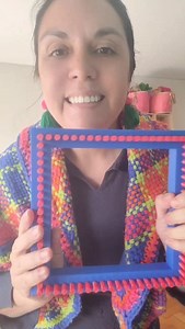 563 reactions · 36 shares | 臨 ¡Nuevo Curso Online de Telar Cuadrado! Comenzamos el 5 de mayo a las 20:00 hrs por Zoom ¡Aprende a crear piezas únicas desde casa! ✨ ¿Qué incluye el curso? ✅ 1 clase de puntos básicos ✅ 3 clases de proyectos: — Poncho — Capucha bufanda — Tapado  Modalidad: Online en vivo + clases grabadas.  Para inscribirte escribinos por DM o WhatsAp | Telartchile / Handcraftlive | Facebook