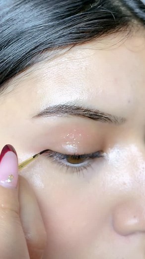 Delineado para principiantes 💡💕 En este video te enseño tres formas súper fáciles de hacer tus delineados, utilizando únicamente cinta 💫 #Maquillaje #makeup #maquillajetips #maquillajetutorial #maquillajedeojos #tutorial #tutorialdemaquillaje #tipsdemaquillaje #maquillajenatural #maquillajefacil #tutorial #delineado #delineador | Makeupteca